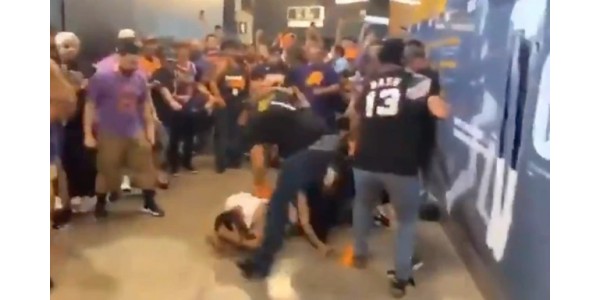 Los fanáticos de los Angeles Clippers y los Phoenix Suns se golpean entre sí
